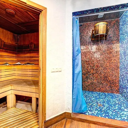 Milli & Jon Hotel 3*